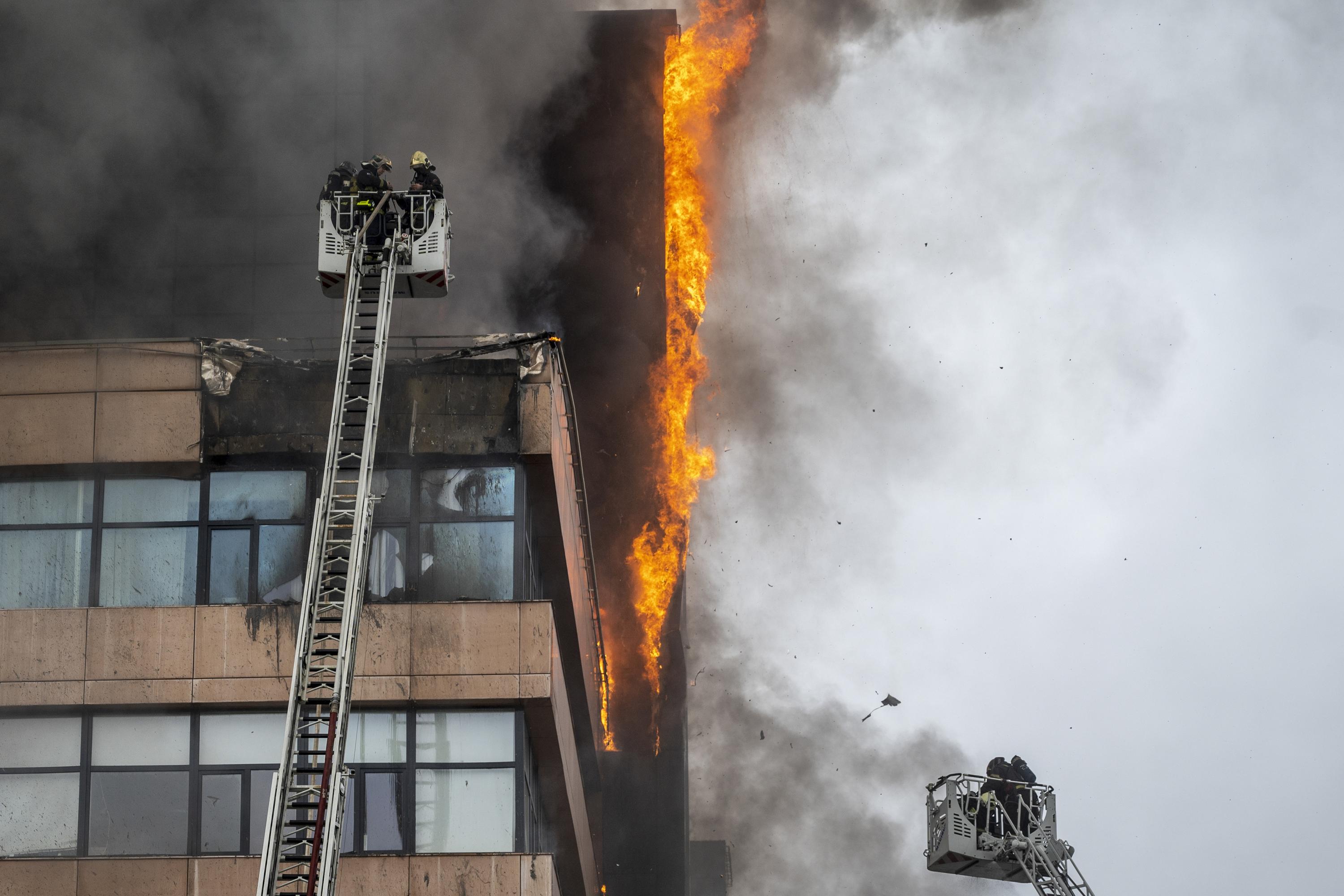 Massive fire at Moscow business center sends 4 to hospital