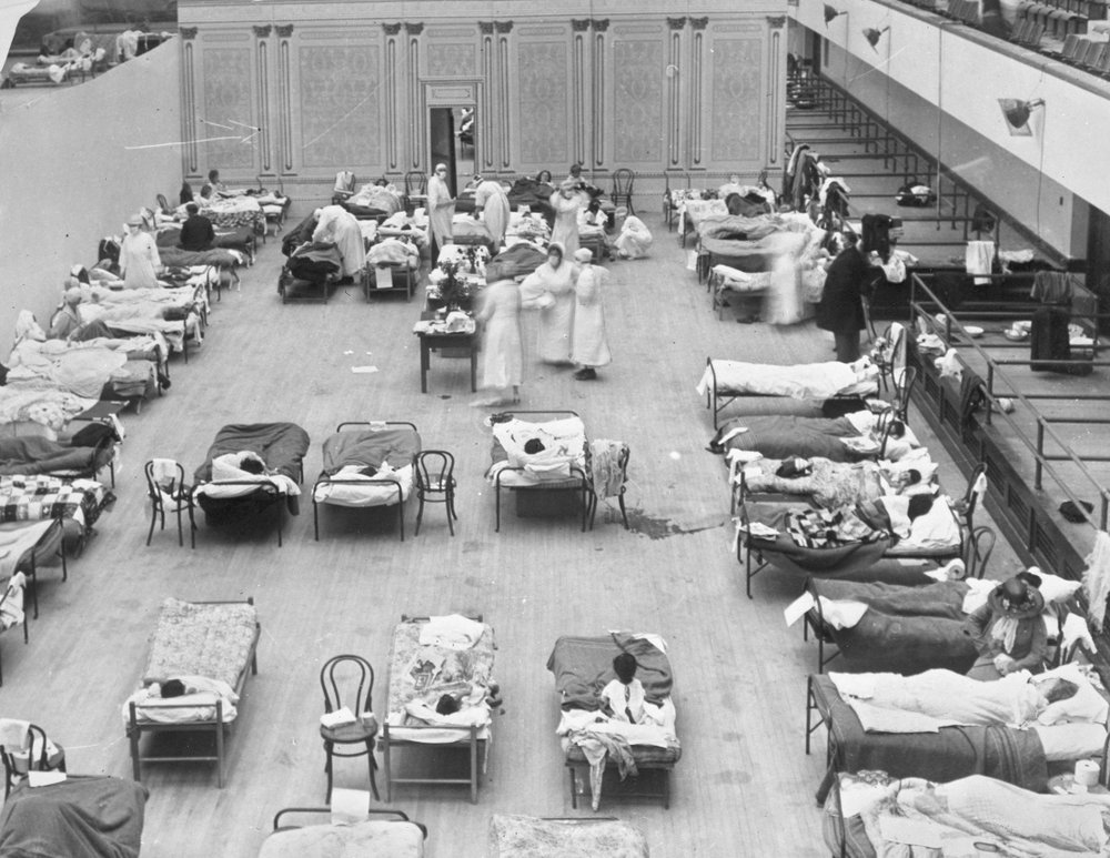 Una foto de archivo de 1918 que muestra a enfermeras de la Cruz Roja Americana atendiendo a pacientes con influenza. (Edward A. "Doc" Rogers / Biblioteca del Congreso vía AP, Archivo)