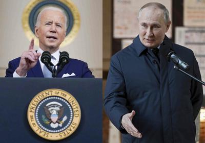 El presidente Joe Biden anuncia al juez Ketanji Brown Jackson como su nominado a la Corte Suprema en la Casa Blanca en Washington el 25 de febrero de 2022, a la izquierda, y el presidente Vladimir Putin habla durante una visita al sitio de construcción de la Agencia Espacial Nacional en el Centro Espacial Estatal de Investigación y Producción Khrunichev, en Moscú, Rusia, el 27 de febrero,  2022. La invasión de Ucrania ha devuelto rápidamente ecos de una mentalidad de Guerra Fría a los Estados Unidos, con un enemigo familiar en Rusia. (Foto AP)