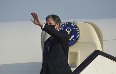 El secretario de Estado de Estados Unidos, Antony Blinken, se despide al abordar un avión, el miércoles 8 de septiembre de 2021, desde Doha, Qatar, hacia Ramstein, Alemania. (Olivier Douliery/Pool Photo via AP)