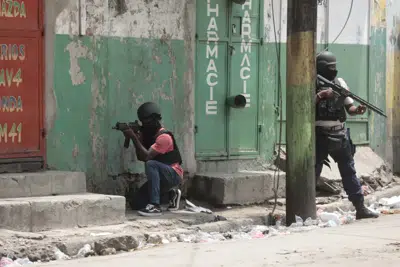 Agentes de policía participan en un operativo antipandillas en el vecindario Portail de Puerto Príncipe, Haití, el martes 25 de abril de 2023. (AP Foto/Odelyn Joseph)