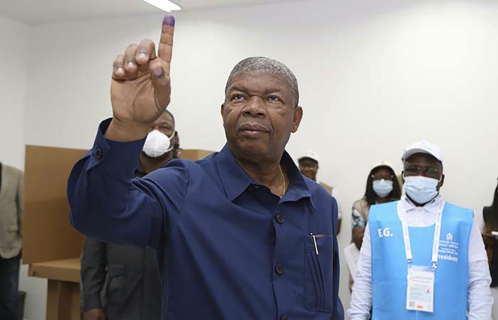 El presidente de Angola, Joao Lourenco, muestra su dedo marcado durante el proceso de votación en un centro de votación en Luanda, Angola, el miércoles 24 de agosto de 2022. El presidente Joao Lourenco se postula para un segundo mandato de cinco años, mientras que su partido, el Movimiento Popular para la Liberación de Angola, conocido por sus siglas en portugués MPLA, está haciendo campaña para extender su carrera de 47 años como el partido gobernante del país. (Foto AP)