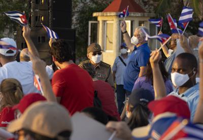 Raúl Castro, al centro, y el presidente cubano Miguel Díaz Canel, encabezan un acto político en la Avenida del Malecón, en la Ciudad de La Habana, en el que miles de personas expresaron su respaldo al gobierno en el sábado, 17 de julio del 2021, seis días después de una serie de protestas antigobierno en diversas partes del país.  (AP Foto/Eliana Aponte)