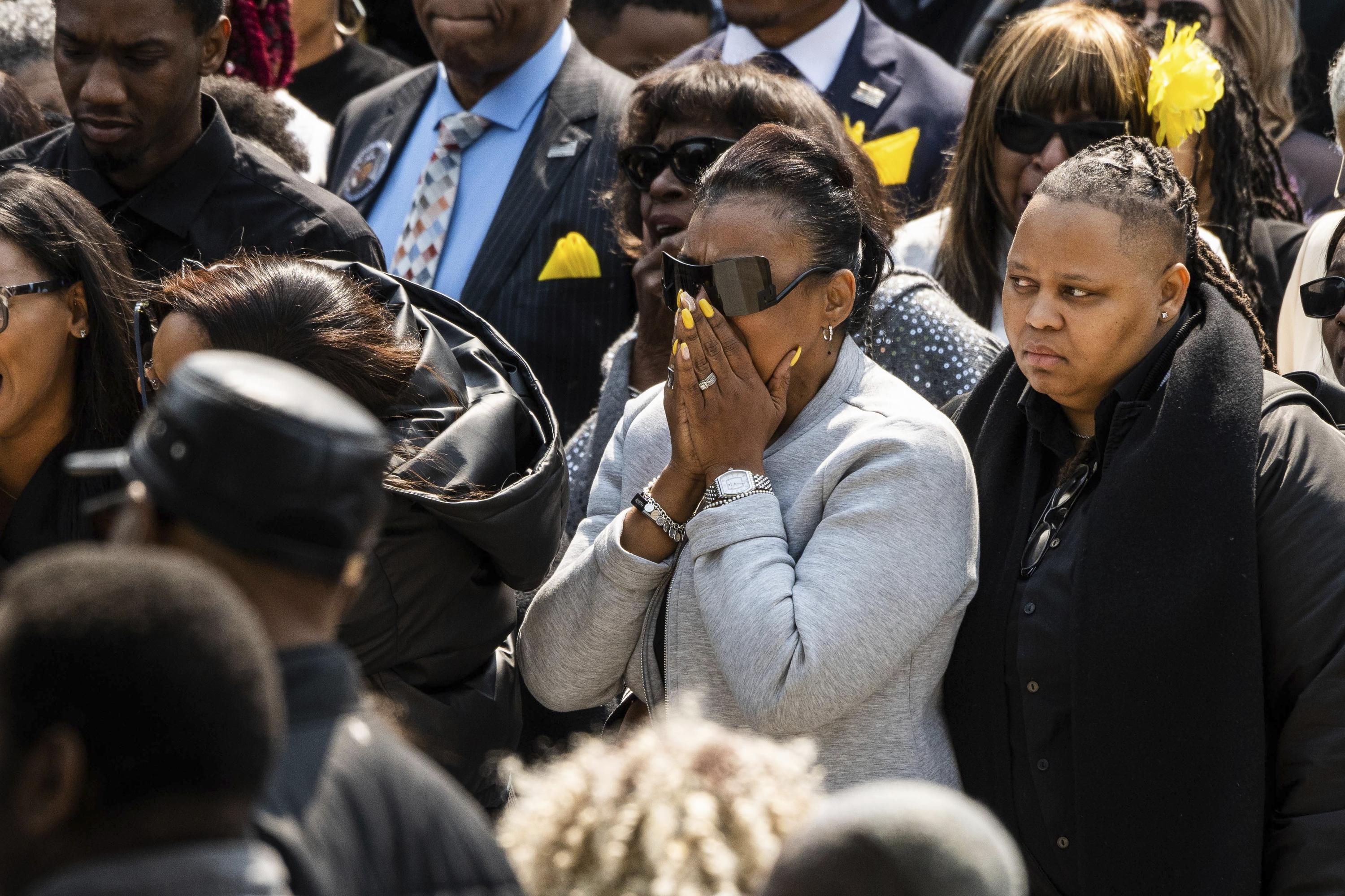Hundreds attend funeral of Chicago police officer killed in youth shooting