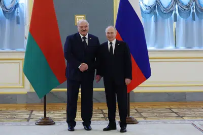 El presidente bielorruso Alexander Lukashenko, izquierda, y su homólogo ruso Vladimir Putin posan para las cámaras antes de un encuentro en Moscú, Rusia, el jueves 6 de abril de 2023. (Mikhail Klimentyev, Sputnik, Kremlin Pool Photo via AP)