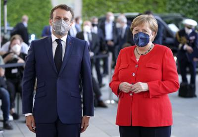 La canciller alemana Angela Merkel recibe al presidente francés Emmanuel Macron para una reunión en la cancillería en Berlín, Alemania, el viernes 18 de junio de 2021. (AP Foto/Michael Sohn)