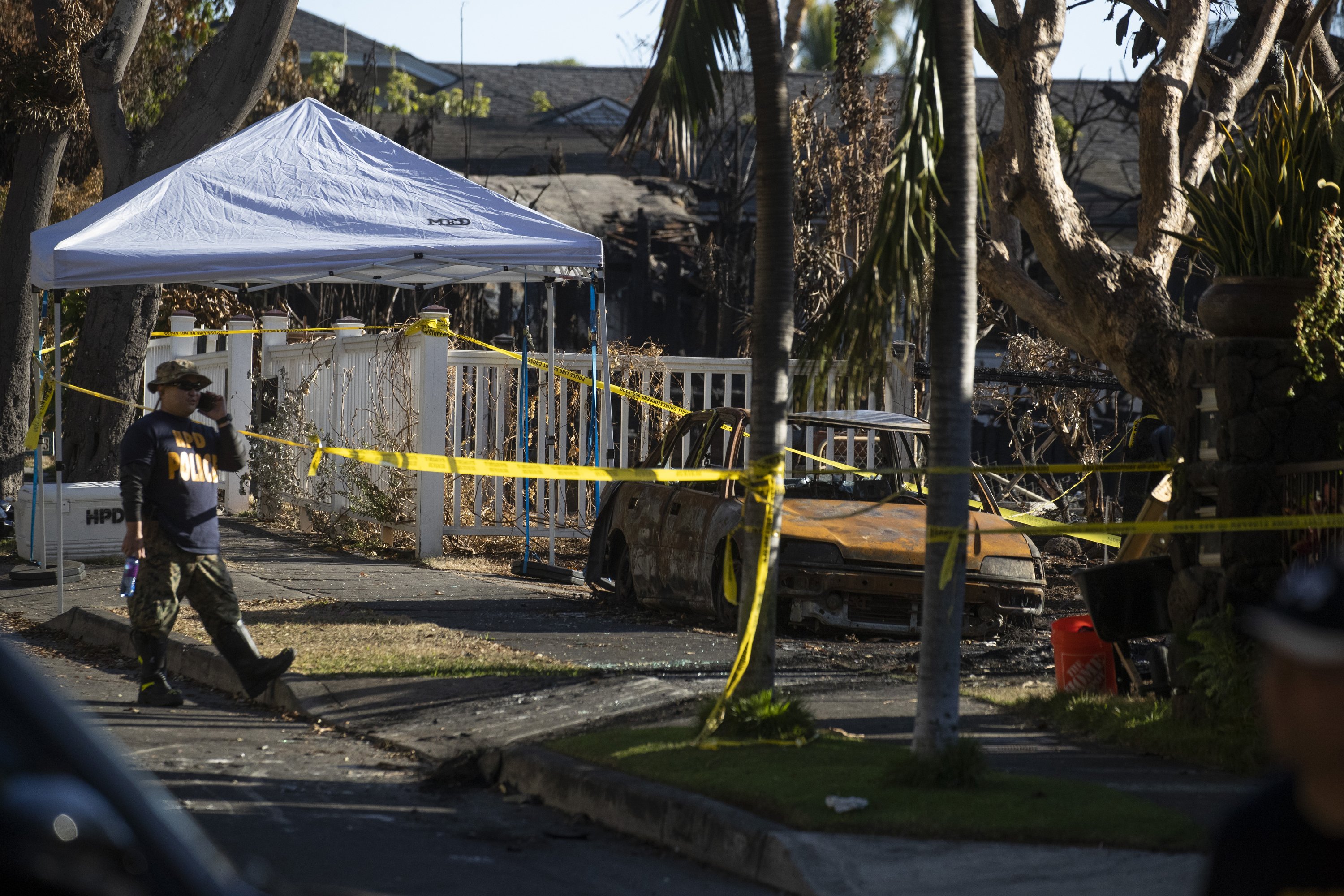 Hawaii residents return to homes at site of shooting, fire3000 x 2000