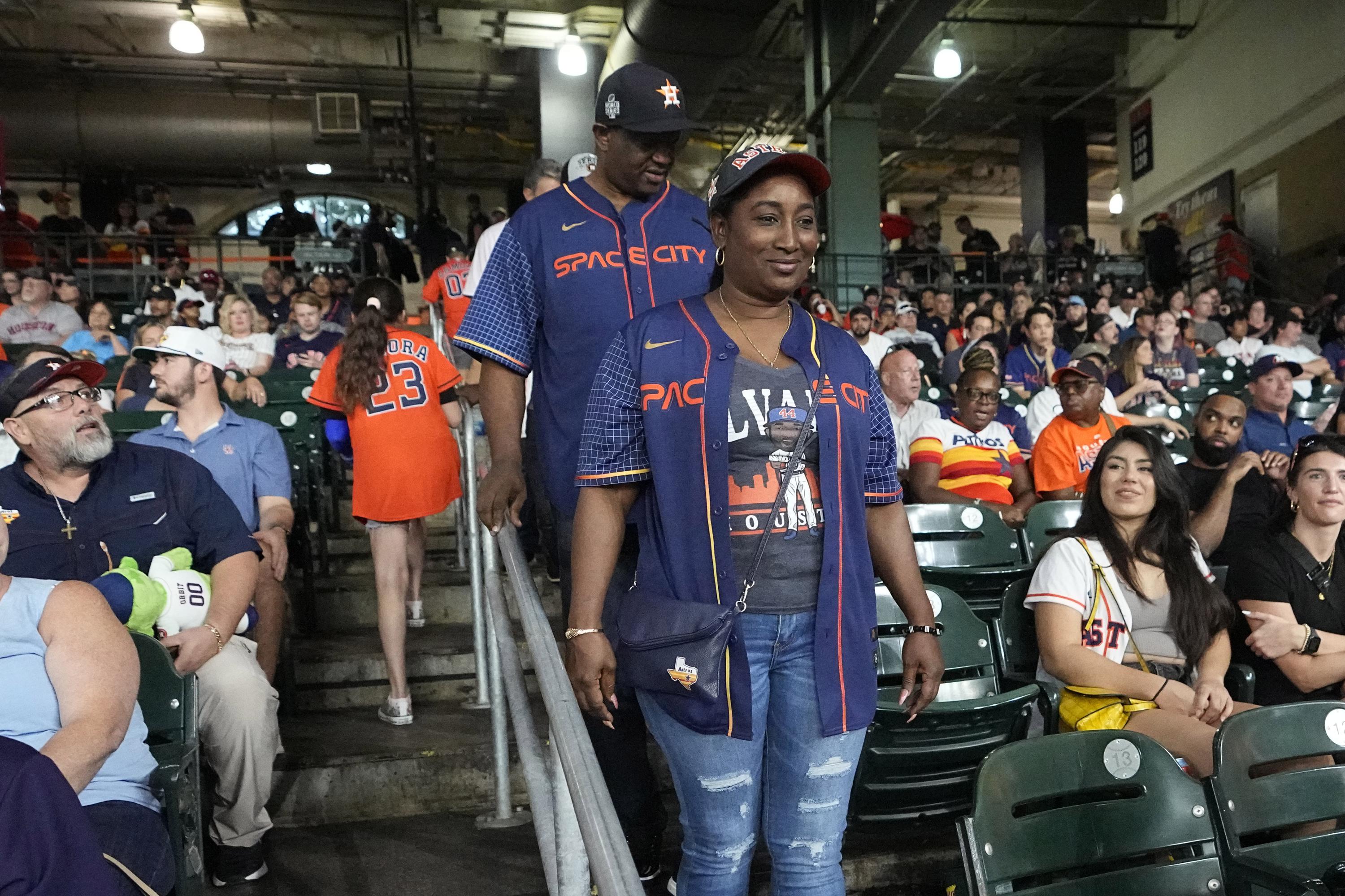 Los padres de Álvarez vienen de los Astros de Cuba para ver el primer partido