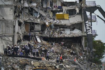 Personal de rescate trabaja en los escombros del edificio Champlain Towers South en Surfside, Florida, el 30 de junio de 2021. (AP Foto/Lynne Sladky)