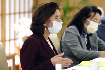 La secretaria de Comercio de Estados Unidos, Gina Raimondo, habla con el ministro japonés de Exteriores, Yoshimasa Hayashi, durante su reunión en Tokio, el lunes 15 de noviembre de 2021. (AP Foto/Koji Sasahara, Pool)