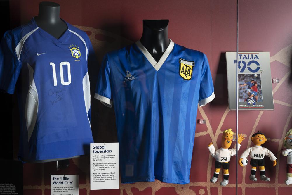 ARCHIVO - La casaca usada por el futbolista argentino Diego Maradona en cuartos de final del Mundial 1986 contra Inglaterra está exhibida en el Museo Nacional de Fútbol en Manchester, Inglaterra, 26 de noviembre de 2020. La camiseta que usó Diego Maradona cuando anotó el controvertido gol de la “mano de Dios” _y luego el mejor gol de la historia de los mundiales_ contra Inglaterra en el Mundial de 1986 está en venta, y la subastadora Sotheby's estima que recaudará más de 4 millones de libras (5,2 millones de dólares) en una subasta online que comienza el 20 de abril.(AP Foto/Jon Super, archivo)