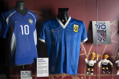 ARCHIVO - La casaca usada por el futbolista argentino Diego Maradona en cuartos de final del Mundial 1986 contra Inglaterra está exhibida en el Museo Nacional de Fútbol en Manchester, Inglaterra, 26 de noviembre de 2020. La camiseta que usó Diego Maradona cuando anotó el controvertido gol de la “mano de Dios” _y luego el mejor gol de la historia de los mundiales_ contra Inglaterra en el Mundial de 1986 está en venta, y la subastadora Sotheby's estima que recaudará más de 4 millones de libras (5,2 millones de dólares) en una subasta online que comienza el 20 de abril.(AP Foto/Jon Super, file)