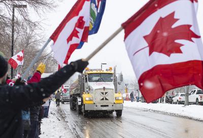 Numerosas personas participan en Edmonton, Alberta, el sábado 5 de febrero de 2022, en una protesta contra las disposiciones y restricciones relacionadas con el COVID-19 en Ottawa. (Jason Franson/The Canadian Press vía AP)