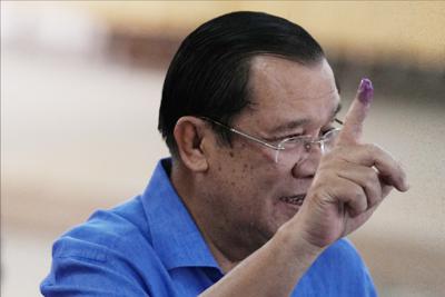 El primer ministro camboyano Hun Sen después de votar en Takhmua, provincia Kandal, al sudeste de Nom Pen el 5 de junio del 2022.  (Foto AP /Heng Sinith)