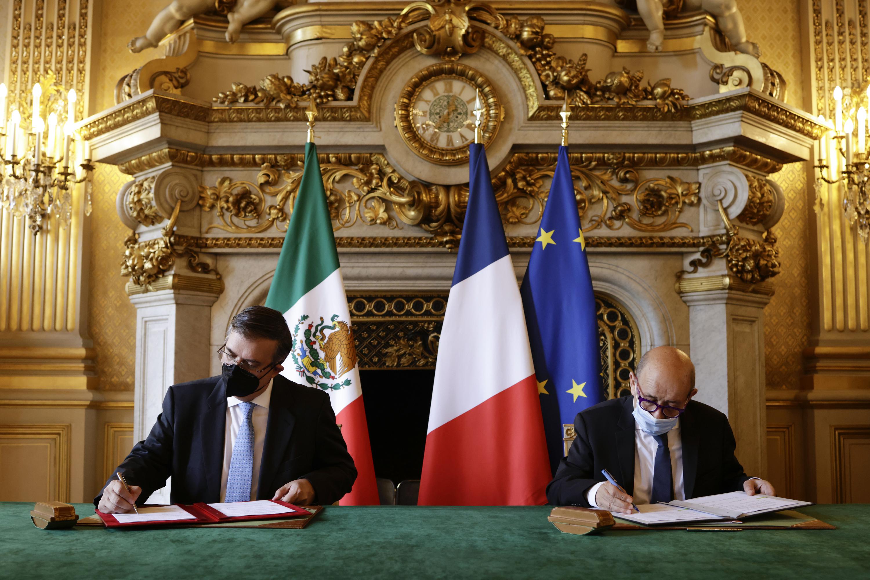 France, Mexico sign deal against trafficking in artifacts | AP News