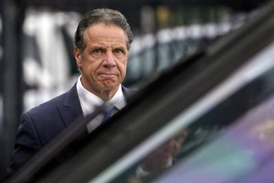 ARCHIVO - El gobernador de Nueva York, Andrew Cuomo, se dispone a subir a un helicóptero tras anunciar su renuncia el 10 de agosto de 2021 en Nueva York. (AP Foto/Seth Wenig, Archivo)