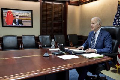En esta fotografía proporcionada por la Casa Blanca, se muestra al presidente estadounidense Joe Biden durante una videollamada con su homólogo chino Xi Jinping, el viernes 18 de marzo de 2022, en Washington. (Casa Blanca vía AP)