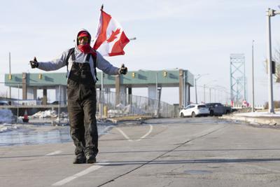 Un hombre participa en una protesta contra las restricciones COVID-19 en el Puente Ambassador, que une a Canadá con EEUU, en Windsor, Ontario, el miércoles 9 de febrero de 2022. (Nicole Osborne/The Canadian Press vía AP)