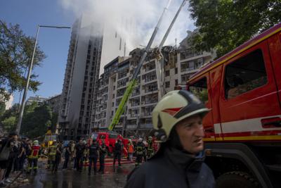 Bomberos trabajando en el lugar de un edificio residencial tras varias explosiones en Kiev, Ucrania, el domingo 26 de junio de 2022. Varias explosiones remecieron el oeste de la capital de Ucrania el domingo por la mañana, según el alcalde de Kiev, Vitali Klitschko. (AP Foto/Nariman El-Mofty)