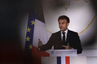 El presidente francés Emmanuel Macron en el Palacio de los Elíseos en París el 3 de abril de 2023. (Foto AP /Aurelien Morissard, Pool)