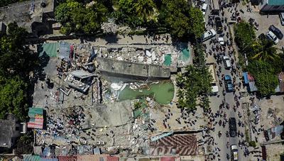 Una vista aérea del Hotel Le Manguier destruido por un sismo, en Los Cayos, Haití, el sábado 14 de agosto de 2021. El epicentro del sismo fue ubicado a unos 125 kilómetros (78 millas) al oeste de la capital, Puerto Príncipe, de acuerdo con el Servicio Geológico de EEUU. (AP Foto / Ralph Tedy Erol)