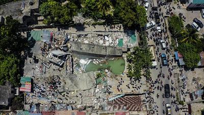 Una vista aérea del Hotel Le Manguier destruido por un sismo, en Los Cayos, Haití, el sábado 14 de agosto de 2021. El epicentro del sismo fue ubicado a unos 125 kilómetros (78 millas) al oeste de la capital, Puerto Príncipe, de acuerdo con el Servicio Geológico de EEUU. (AP Foto / Ralph Tedy Erol)