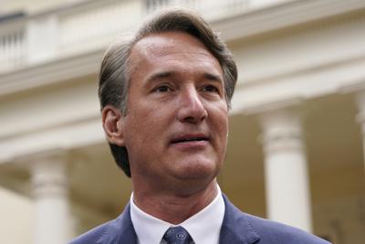 El gobernador electo de Virginia, Glenn Youngkin, habla con los medios de comunicación después de un almuerzo de transición frente a la Mansión del Gobernador en el Capitolio en Richmond, Virginia, el jueves 4 de noviembre de 2021. (AP Foto/Steve Helber)