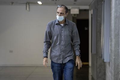 Fotografía de archivo del 8 de octubre de 2021 de Shmulik Peleg, abuelo materno de Eitan Biran, un niño de 6 años que sobrevivió un choque de tranvía en Italia, llegando al tribunal en Tel Aviv. (AP Foto/Tsafrir Abayov, Archivo)