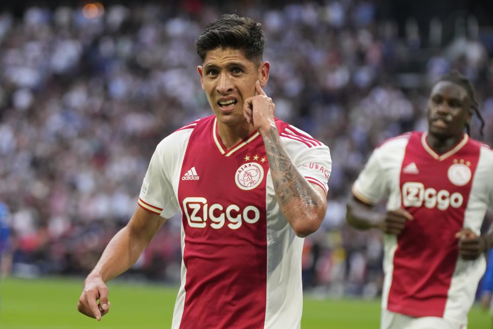 Edson Álvarez celebra tras anotar el primer gol de Ajax en la victoria 3-0 ante Rangers en la Liga de Campeones, el miércoles 7 de septiembre de 2022, en Ámsterdam. (AP Foto/Peter Dejong)