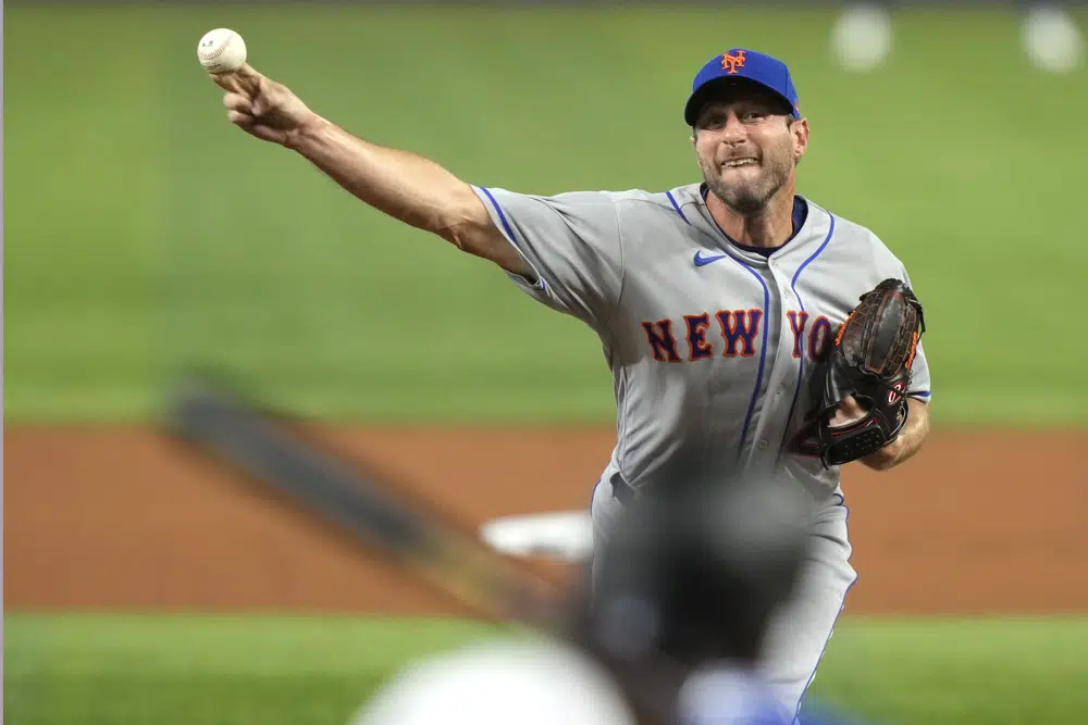 El lanzador abridor de los Mets de Nueva York, Max Scherzer, lanza a Jorge Soler, de los Marlins de Miami, durante la segunda entrada de un partido de béisbol de la jornada inaugural, el jueves 30 de marzo de 2023, en Miami. (Foto AP/Lynne Sladky)