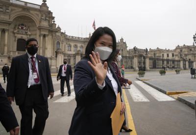 La candidata presidencial Keiko Fujimori saluda al salir del palacio de gobierno, donde dejó una carta para el presidente peruano Francisco Sagasti en Lima, Perú, el lunes 28 de junio de 2021. (AP Foto/Martin Mejia)