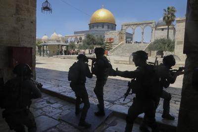 En esta imagen de archivo, tomada el 18 de junio de 2021, fuerzas de seguridad israelíes toman posiciones durante enfrentamientos con palestinos en el complejo de la mezquita de Al Aqsa, en la Ciudad Vieja de Jerusalén. (AP Foto/Mahmoud Illean, archivo)