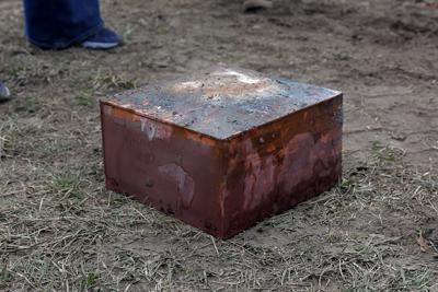 Esta fotografía del lunes 27 de diciembre de 2021 muestra una caja recuperada por cuadrillas de trabajadores, la cual se cree es la cápsula del tiempo de 1887 colocada bajo el pedestal de la estatua del general confederado Robert E. Lee, en Richmond, Virginia. (Eva Russo/Richmond Times-Dispatch vía AP)