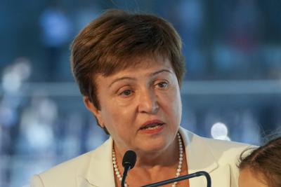 En esta fotografía de archivo del 6 de septiembre de 2021, Kristalina Georgieva, directora gerente del Fondo Monetario Internacional, pronuncia un discurso durante la inauguración de la Oficina Flotante donde se lleva a cabo un diálogo de alto nivel sobre adaptación climática en Rotterdam, Holanda. (AP Foto/Peter Dejong, Archivo)