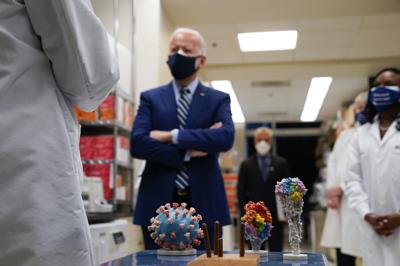 ARCHIVO - En esta foto de archivo del 11 de febrero de 2021, el presidente Joe Biden visita el Laboratorio de Partenogénesis Viral de los Institutos Nacionales de Salud en Bethesda, Maryland. (AP Photo/Evan Vucci, File)