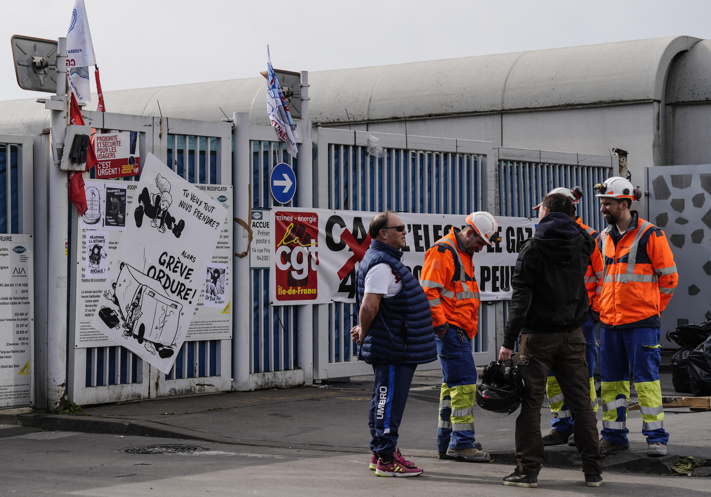 Des protestations ont éclaté en France contre les efforts de Macron pour relever l’âge de la retraite