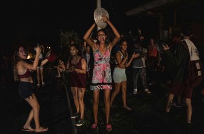 Un grupo de personas protesta para exigir la restauración del servicio eléctrico, el cual se interrumpió el martes 27 de septiembre debido a la devastación causada por el huracán Ian, el viernes 30 de septiembre de 2022, en Bacuranao, Cuba. (AP Foto/Ramón Espinosa)