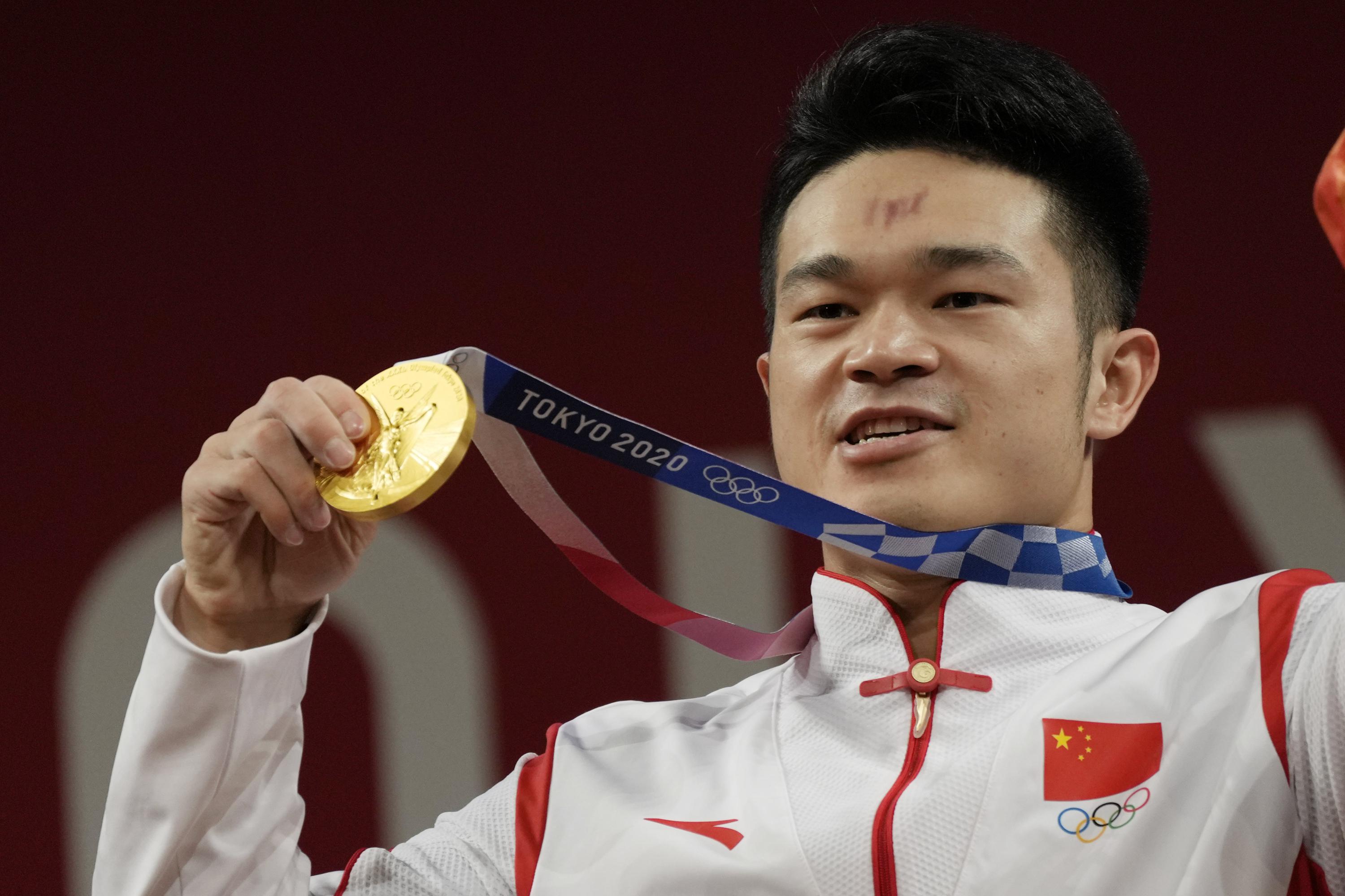 El chino Shi rompe el récord de ganar el oro en levantamiento de pesas