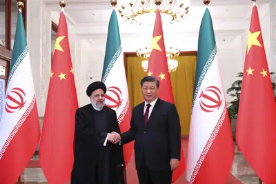 ARCHIVO - En esta foto publicada por el sitio web oficial de la oficina de la Presidencia iraní, el presidente Ebrahim Raisi, a la izquierda, estrecha la mano de su homólogo chino, Xi Jinping, en una ceremonia oficial de bienvenida en Beijing, el martes 14 de febrero de 2023. Irán y Arabia Saudita acordaron restablecer las relaciones diplomáticas y reabrir embajadas después de años de tensiones. Los dos países emitieron un comunicado conjunto sobre el acuerdo el viernes 10 de marzo de 2023 con China, que aparentemente negoció el acuerdo. (Oficina de la Presidencia iraní a través de AP, archivo)