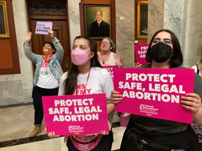ARCHIVO - Los partidarios del derecho al aborto cantan sus objeciones en el Capitolio de Kentucky el 13 de abril de 2022, en Frankfort, Kentucky. El futuro del acceso al aborto en Kentucky podría depender de una cuestión constitucional en la boleta electoral del 8 de noviembre. Los votantes de Kentucky decidirán si enmiendan la constitución estatal para declarar que no protege el derecho al aborto. (AP Photo/Bruce Schreiner, Archivo)