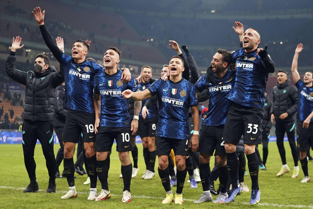 Los jugadores del Inter festejan el tanto del chileno Alexis Sánchez que significó la conquista de la Supercopa de Italia, en un partido ante la Juventus, el miércoles 12 de enero de 2022 (Spada/LaPresse via AP)