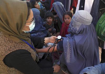 Mujeres desplazadas de provincias del norte de Afganistán que huyeron del avance de los talibanes, en Kabul, Afganistán, el 10 de agosto de 2021. (AP Foto/Rahmat Gul, File)