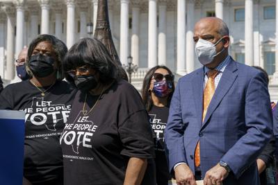 Miembros del Caucus Demócrata de la Cámara de Representantes de Texas hablan con la prensa sobre su lucha contra las leyes electorales, en el Capitolio en Washington, el viernes 6 de agosto de 2021. (AP Foto/J. Scott Applewhite)