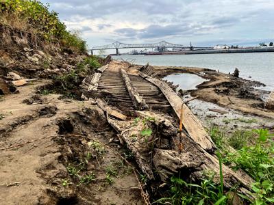 Los restos de una embarcación antigua yacen en una de las márgenes del río Mississippi, el lunes 17 de octubre de 2022, en Baton Rouge, Luisiana. (AP Foto/Sara Cline)