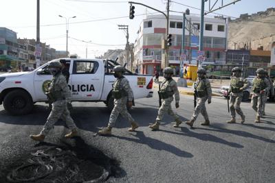 Las fuerzas especiales de la policía llegan a un puesto de control en el distrito de Manchay, en las afueras de Lima, Perú, el martes 5 de abril de 2022.  (AP Foto/Martín Mejía)