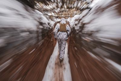 Un soldado ucraniano camina por una trinchera en el frente en la región de Donetsk, en el este de Ucrania, el 31 de enero de 2022. (AP Foto/Vadim Ghirda)