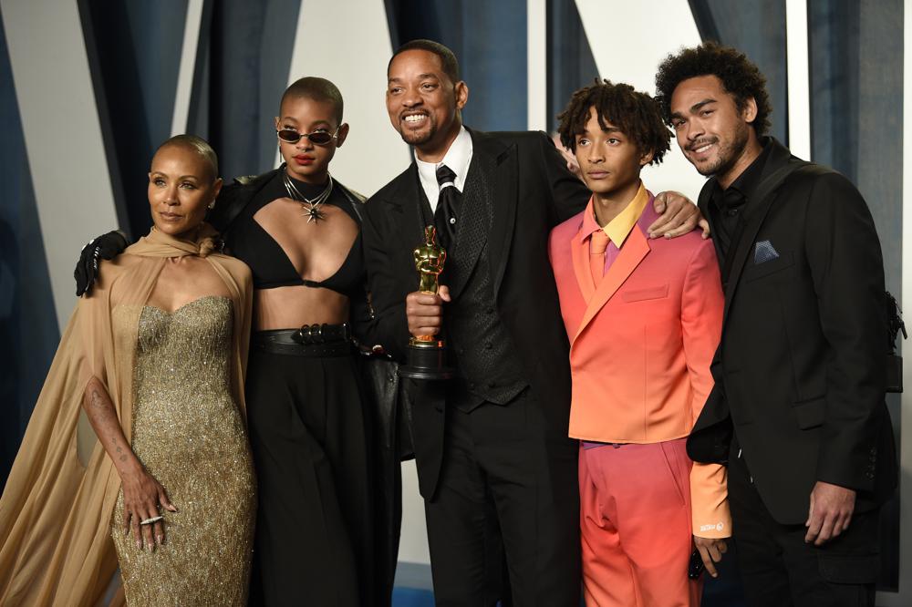 Jada Pinkett Smith, de izquierda a derecha, Willow Smith, Will Smith, Jaden Smith y Trey Smith llegan a la fiesta de los Oscar de Vanity Fair el domingo 27 de marzo de 2022 en el Centro Wallis Annenberg para las Artes Interpretativas en Beverly Hills, California. (Foto por Evan Agostini/Invision/AP)