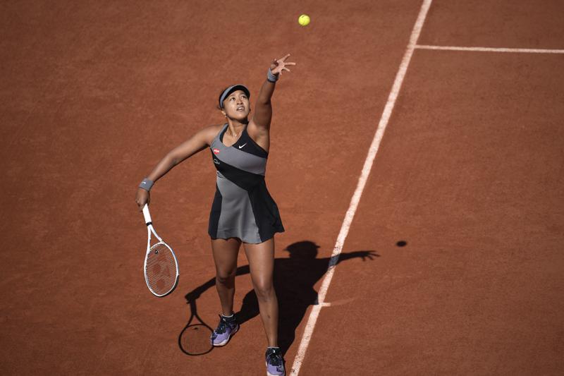 La japonesa Naomi Osaka saca en el partido contra la rumana Patricia Maria Tig en la primera ronda de Roland Garros, el domingo 30 de mayo de 2021, en París. (AP Foto/Christophe Ena)