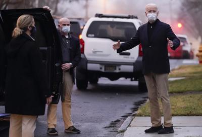 El presidente Joe Biden habla con la prensa a su salida de la iglesia de Santa Ana tras asistir a misa el sábado 1 de enero de 2022, en Wilmington, Delaware. (AP Foto/Carolyn Kaster)