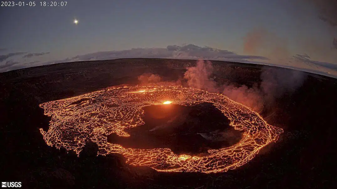 Le volcan Kilauea d’Hawaï entre à nouveau en éruption, le cratère du sommet brille